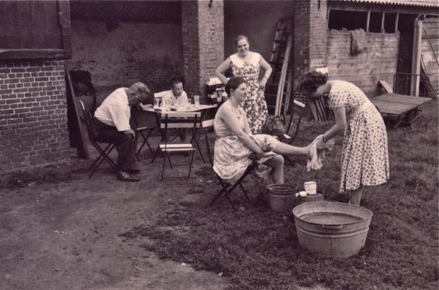 De pedicure van een dorp verder bracht altijd alles wat nodig was zelf mee op de fiets.